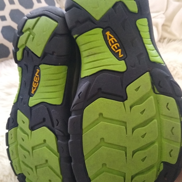 KEEN Newport H2 Sandals blue and fluorescent green size 1 like new - Picture 4 of 6